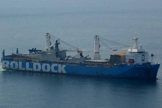 Tàu vận tải hạng nặng Rolldock Star Hà Lan đang chở tàu hộ vệ lớp Gepard 3.9 thứ ba về Việt Nam. Ảnh: Poder Naval.