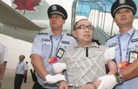 Một quan chức bị truy nã vì buôn lậu, hối lộ quan chức tham nhũng, bị dẫn độ về Bắc Kinh.