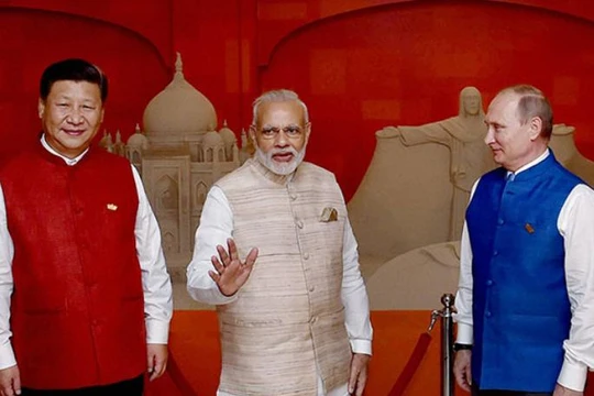 Nga có thể đứng ra đóng vai trò hòa giải trong đối đầu biên giới Trung - Ấn. Trong hình là Chủ tịch Trung Quốc Tập Cận Bình, Thủ tướng Ấn Độ Narendra Modi và Tổng thống Nga Vladimir Putin. Ảnh: Business Standard.