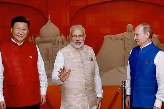 Nga có thể đứng ra đóng vai trò hòa giải trong đối đầu biên giới Trung - Ấn. Trong hình là Chủ tịch Trung Quốc Tập Cận Bình, Thủ tướng Ấn Độ Narendra Modi và Tổng thống Nga Vladimir Putin. Ảnh: Business Standard.