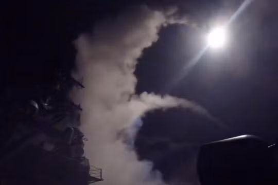 Ngày 7/4/2017, hai tàu khu trục Mỹ gồm USS Porter DDG-78 và USS Ross DDG-71 của Hải quân Mỹ đã phóng 59 quả tên lửa tấn công căn cứ không quân Shayrat ở miền trung Syria. Ảnh: QQ