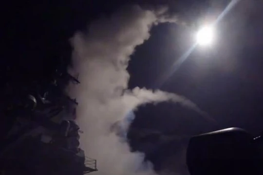 Ngày 7/4/2017, hai tàu khu trục Mỹ gồm USS Porter DDG-78 và USS Ross DDG-71 của Hải quân Mỹ đã phóng 59 quả tên lửa tấn công căn cứ không quân Shayrat ở miền trung Syria. Ảnh: QQ