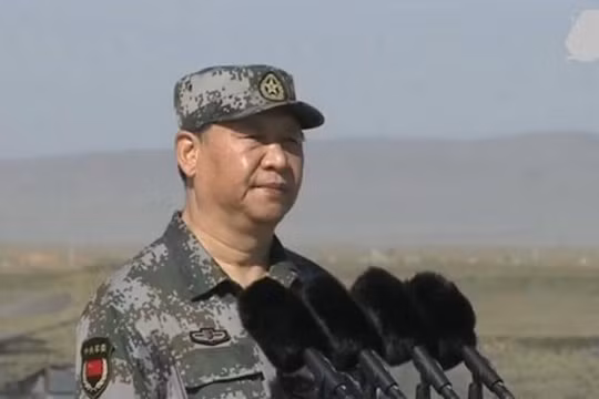 Chủ tịch Trung Quốc Tập Cận Bình mặc quân phục dự Lễ duyệt binh kỷ niệm tròn 90 năm thành lập quân đội Trung Quốc. Ảnh: NTDTV.