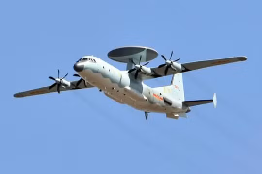 Máy bay cảnh báo sớm KJ-500 Trung Quốc. Ảnh: Cankao