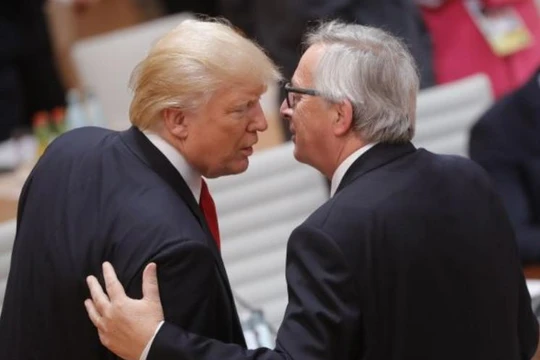 Tổng thống Mỹ Donald Trump và Chủ tịch Ủy ban Liên minh châu Âu Jean-Claude Juncker. Ảnh: CNBC.