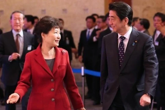 Tổng thống Hàn Quốc Park Geun-hye và Thủ tướng Nhật Bản Shinzo Abe. Ảnh: The Korea Times