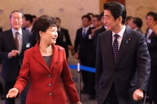 Tổng thống Hàn Quốc Park Geun-hye và Thủ tướng Nhật Bản Shinzo Abe. Ảnh: The Korea Times