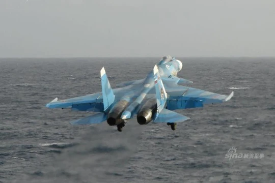 Máy bay chiến đấu Su-33 Nga tiến hành huấn luyện ở biển xa. Ảnh: Sina