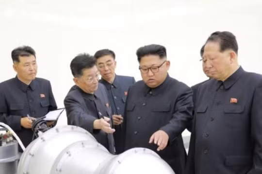 Nhà lãnh đạo Triều Tiên Kim Jong-un tiến hành chỉ đạo đối với chương trình vũ khi hạt nhân. Ảnh: Reuters.