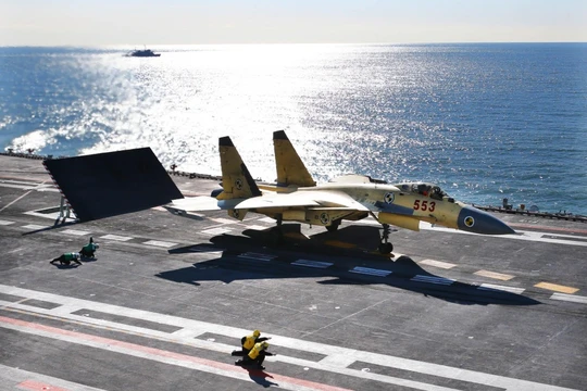 Máy bay chiến đấu J-15 Trung Quốc tập cất hạ cánh trên tàu sân bay Liêu Ninh (Ảnh tư liệu)
