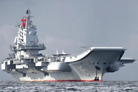 Ngày 7/7/2017, tàu sân bay Liêu Ninh, Hải quân Trung Quốc đến Hồng Kông. Ảnh: BBC.