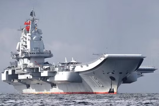 Ngày 7/7/2017, tàu sân bay Liêu Ninh, Hải quân Trung Quốc đến Hồng Kông. Ảnh: BBC.