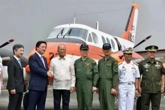 Thứ trưởng Quốc phòng Nhật BẢn Kenji Wakamiya và Bộ trưởng Quốc phòng Philippines Delfin Lorenzana tại Lễ bàn giao 2 máy bay huấn luyện TC-90 ngày 27/3/2017. Ảnh: Kyodo