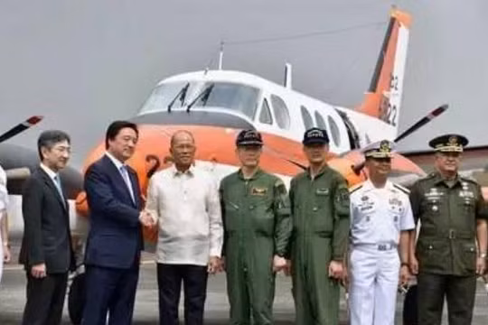 Thứ trưởng Quốc phòng Nhật BẢn Kenji Wakamiya và Bộ trưởng Quốc phòng Philippines Delfin Lorenzana tại Lễ bàn giao 2 máy bay huấn luyện TC-90 ngày 27/3/2017. Ảnh: Kyodo