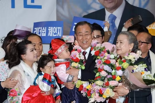 Ngày 12 tháng 1 năm 2017, cựu Tổng thư ký Liên hợp quốc Ban Ki-moon quay trở về Hàn Quốc, được người dân Hàn Quốc tiếp đón nồng nhiệt. Ảnh: Tân Hoa xã