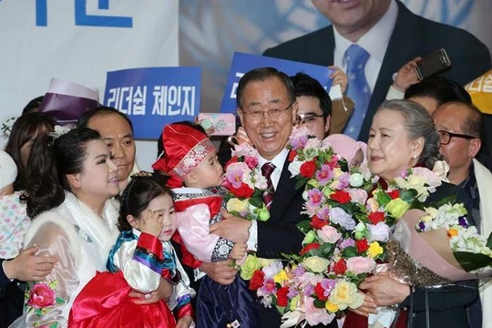 Ngày 12 tháng 1 năm 2017, cựu Tổng thư ký Liên hợp quốc Ban Ki-moon quay trở về Hàn Quốc, được người dân Hàn Quốc tiếp đón nồng nhiệt. Ảnh: Tân Hoa xã