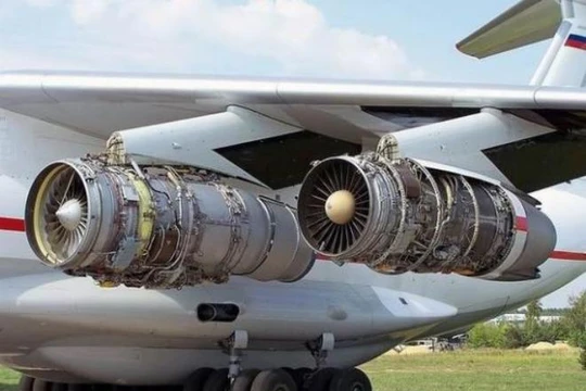 Động cơ D-30KP-3 (bên trái) được lắp trên máy bay vận tải IL-76 Nga để tiến hành thử nghiệm. Ảnh: Sina