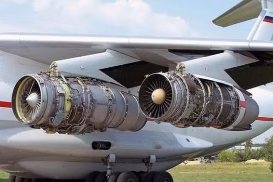 Động cơ D-30KP-3 (bên trái) được lắp trên máy bay vận tải IL-76 Nga để tiến hành thử nghiệm. Ảnh: Sina