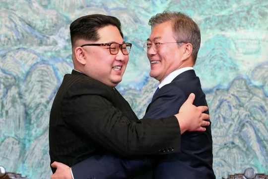 Nhà lãnh đạo Triều Tiên Kim Jong-un và Tổng thống Hàn Quốc Moon Jae-in ôm hôn. Ảnh:The Daily Caller.