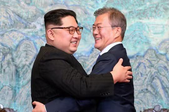 Nhà lãnh đạo Triều Tiên Kim Jong-un và Tổng thống Hàn Quốc Moon Jae-in ôm hôn. Ảnh:The Daily Caller.