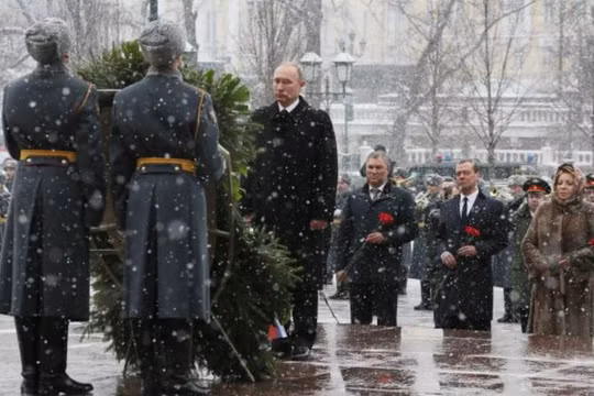 Ngày 23 tháng 2, Tổng thống Nga Vladimir Putin dâng hoa ở vườn hoa Alexander bên ngoài bức tường Điện Kremlin để chúc mừng ngày của những người bảo vệ Tổ quốc. Ảnh: AFP/Cankao