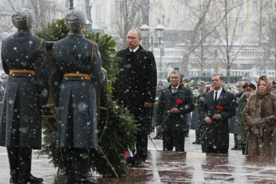 Ngày 23 tháng 2, Tổng thống Nga Vladimir Putin dâng hoa ở vườn hoa Alexander bên ngoài bức tường Điện Kremlin để chúc mừng ngày của những người bảo vệ Tổ quốc. Ảnh: AFP/Cankao