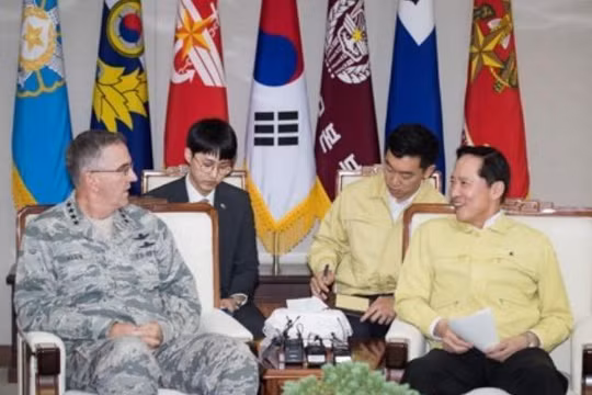 Bộ trưởng Quốc phòng Hàn Quốc Song Young-moo tiếp Tư lệnh Bộ tư lệnh Chiến lược Mỹ John Hyten. Ảnh: Yonhap.