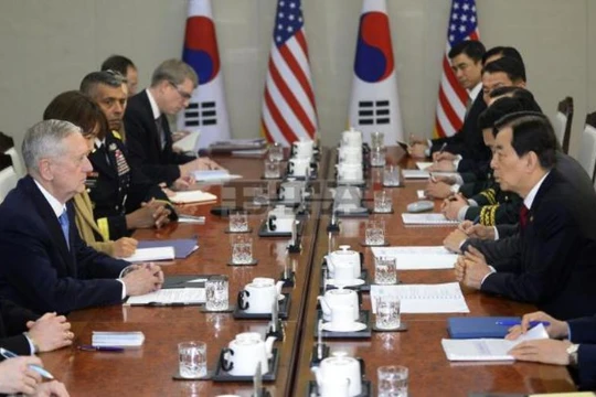 Ngày 2 tháng 2 năm 2017, Bộ trưởng Quốc phòng Mỹ James Mattis tiến hành hội đàm với Bộ trưởng Quốc phòng Hàn Quốc Han Min-koo. Ảnh: Internet