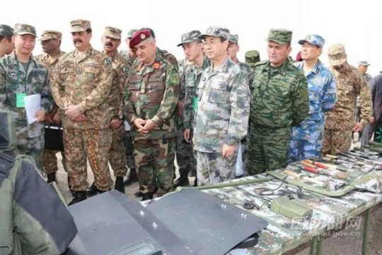 Sáng ngày 3/8/2016, lãnh đạo Quân đội 4 nước Afghanistan, Trung Quốc, Pakistan và Tajikistan quan sát trưng bày trang bị chống khủng bố. Ảnh: Cankao