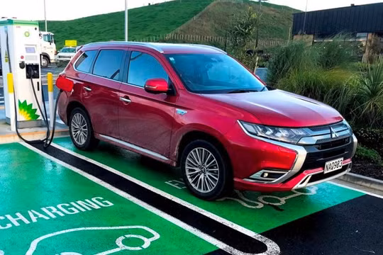 Tranh cãi "nảy lửa" về xe PHEV có nên thường xuyên sạc điện?