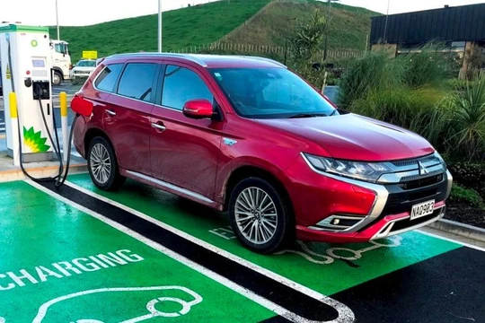 Tranh cãi "nảy lửa" về xe PHEV có nên thường xuyên sạc điện?