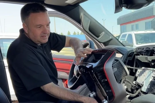 Sau bầu lọc khí xả, người dân Mỹ lại lo sợ nạn trộm màn hình ô tô 