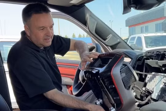 Sau bầu lọc khí xả, người dân Mỹ lại lo sợ nạn trộm màn hình ô tô 