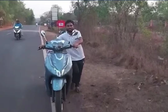 Người đàn ông Ấn Độ dắt bộ xe điện 20 km vì không có chỗ sạc 