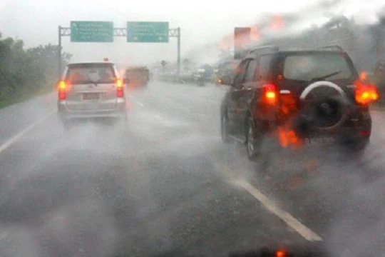 Mưa lớn bật đèn khẩn cấp: Cảnh báo sớm hay gây khó cho xe phía sau?