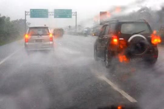 Mưa lớn bật đèn khẩn cấp: Cảnh báo sớm hay gây khó cho xe phía sau?