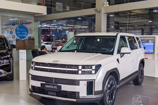 Hết thời "bia kèm lạc", Hyundai Santa Fe giảm còn từ 855 triệu đồng