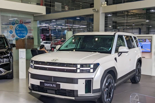 Hết thời "bia kèm lạc", Hyundai Santa Fe giảm còn từ 855 triệu đồng