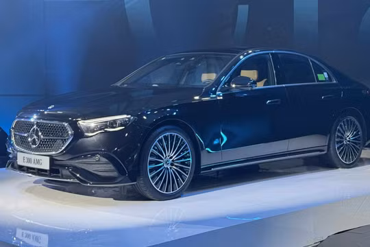 Mercedes-Benz E-Class mới ra mắt khách Việt: Giá đắt, nội thất còn hạn chế