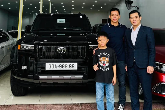 Cầu thủ Văn Quyết đổi xế xịn sau thời gian thi đấu thành công