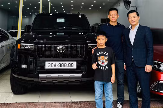 Cầu thủ Văn Quyết đổi xế xịn sau thời gian thi đấu thành công