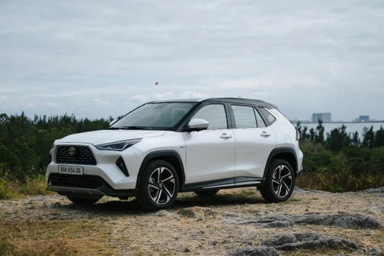 Triệu hồi gần 1.500 xe Toyota Yaris Cross HEV tại Việt Nam, nguy cơ bung kính nóc