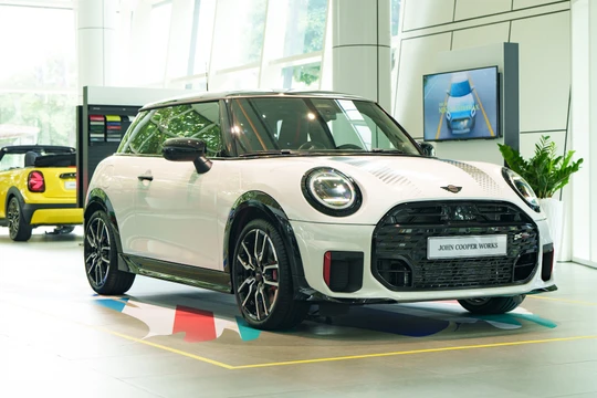 MINI John Cooper Works 2025 mới: Thuần chất xe đua và đắt đỏ