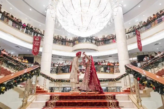 Tiệc cưới được diễn ra trong năm ngày kèm theo chuỗi các sự kiện và nghi thức truyền thống, với sự tham dự của hơn 350 quan khách.