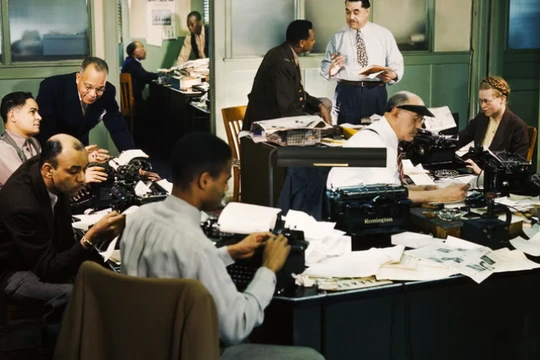 Sự phát triển nhanh chóng của AI đang gây ra nhiều thách thức đối với báo chí và truyền thông (Ảnh: The Economist)