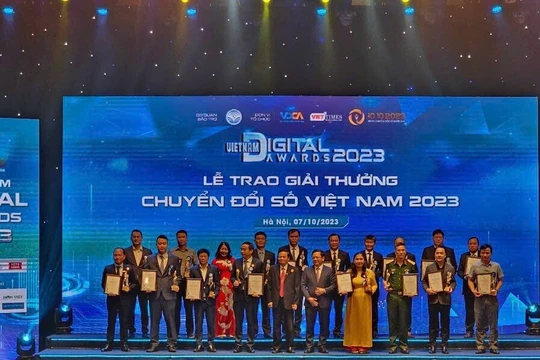 Năm thứ hai liên tiếp TVU đạt Giải thưởng Chuyển đổi số Việt Nam - Vietnam Digital Awards 