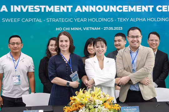 Chủ tịch Học viện TEKY Đào Lan Hương và đại diện Sweef Capital, Strategy Year Holding vừa ký kết thỏa thuận đầu tư.