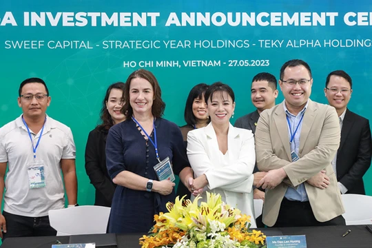 Chủ tịch Học viện TEKY Đào Lan Hương và đại diện Sweef Capital, Strategy Year Holding vừa ký kết thỏa thuận đầu tư.