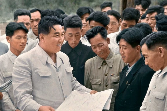 Ông Kim Nhật Thành chỉ đạo tại Khu liên hợp gang thép Hwanghae - tháng 9/1959