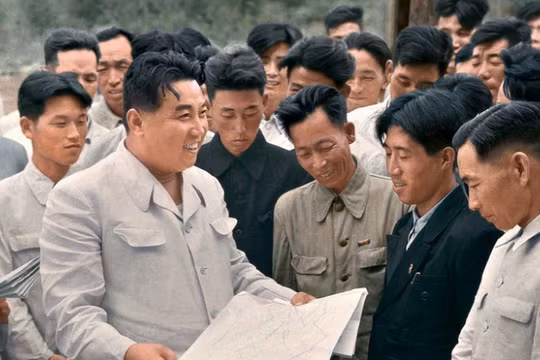 Ông Kim Nhật Thành chỉ đạo tại Khu liên hợp gang thép Hwanghae - tháng 9/1959